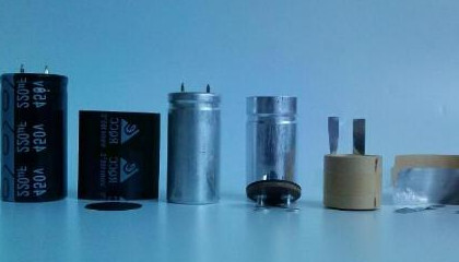 電機(jī)上的啟動電容器和運(yùn)行電容器各有什么作用？